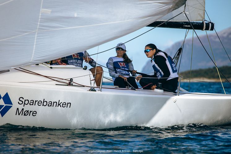 Jenter i J70 - 1