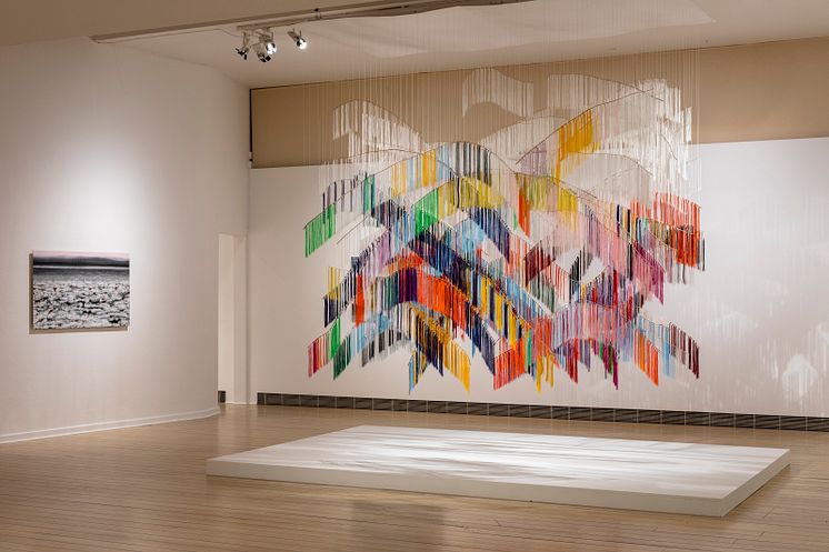 Installationsvy: Outi Pieski, Min eana, min ivnniiguin/Vårt land, våra löpande färger, 2015