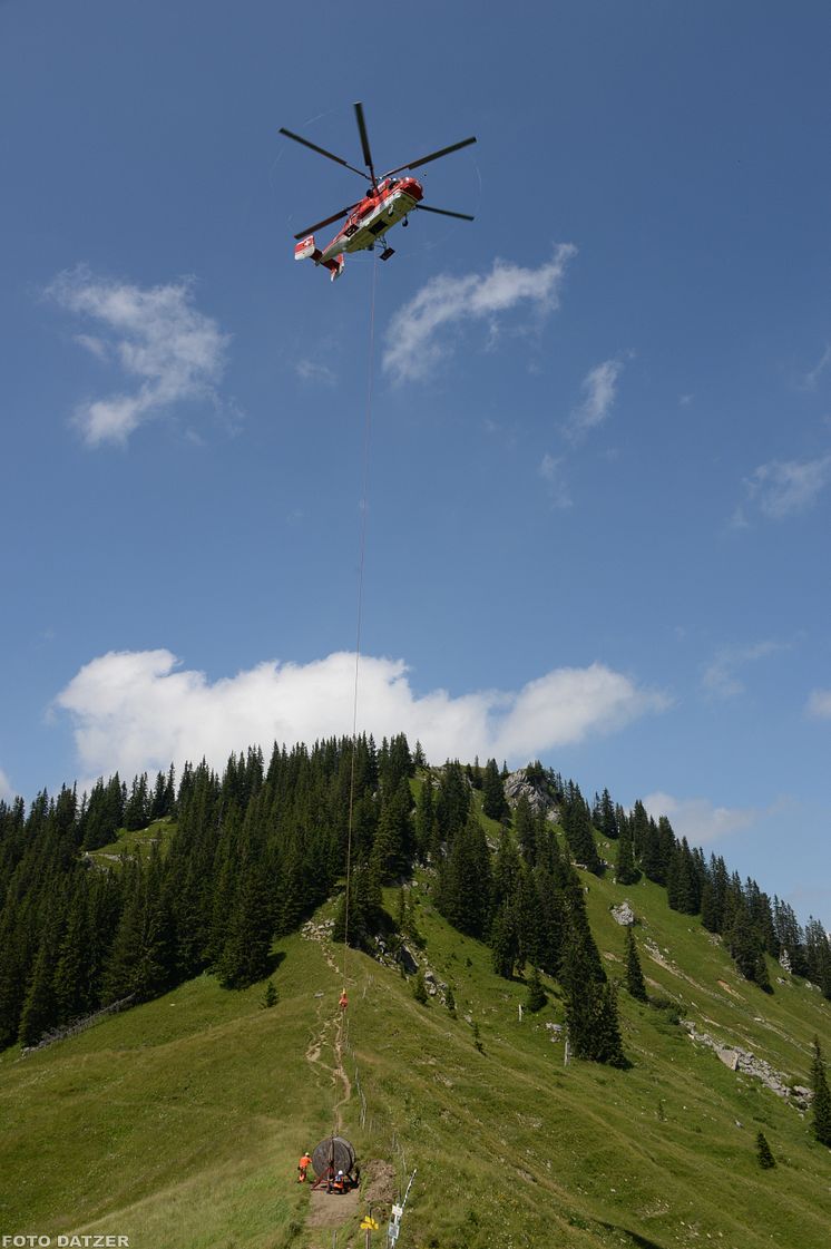 Foto: In Summe sieben Kabeltrommeln transportierte der Transporthubschrauber zur Taubensteiner Bergstation
