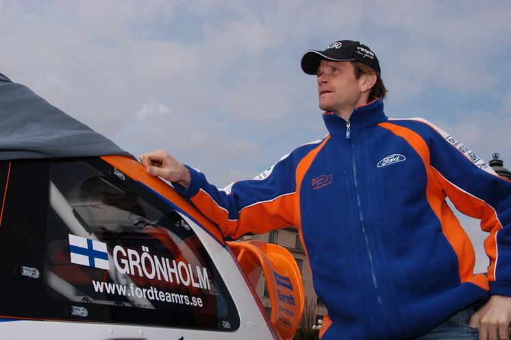 Marcus Grönholm poserar framför sin nya rallycrossbil