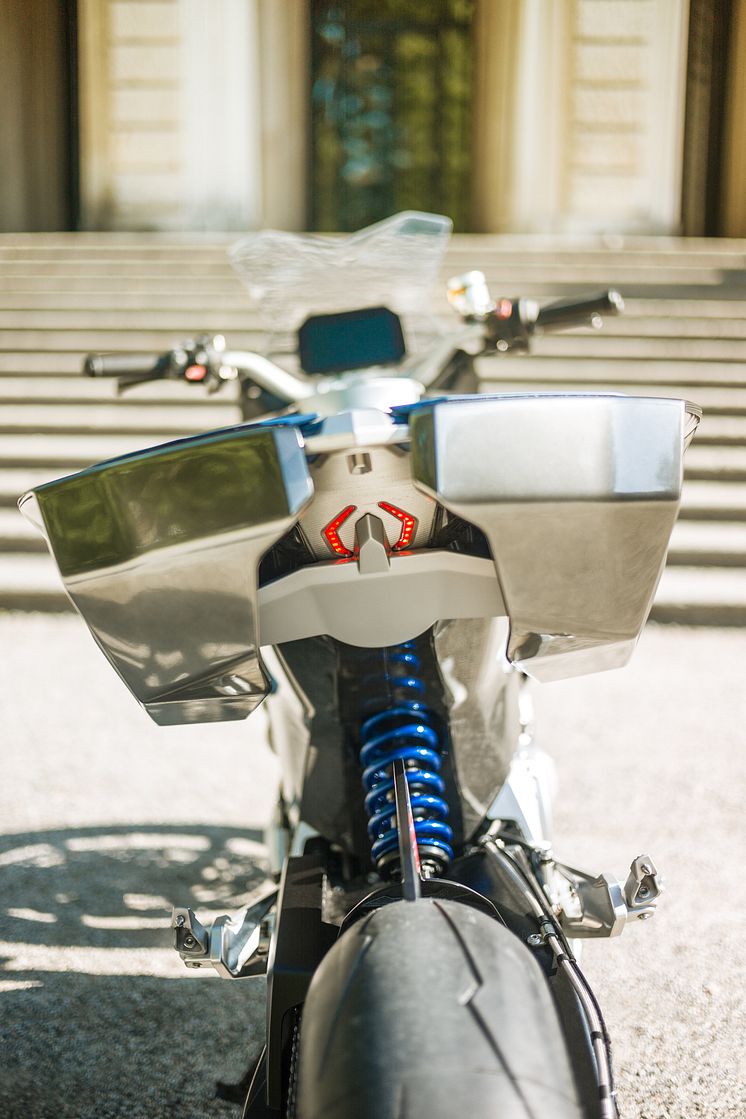 BMW Motorrad Concept 9cento-8