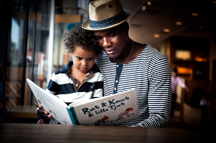 Pappa och barn läser