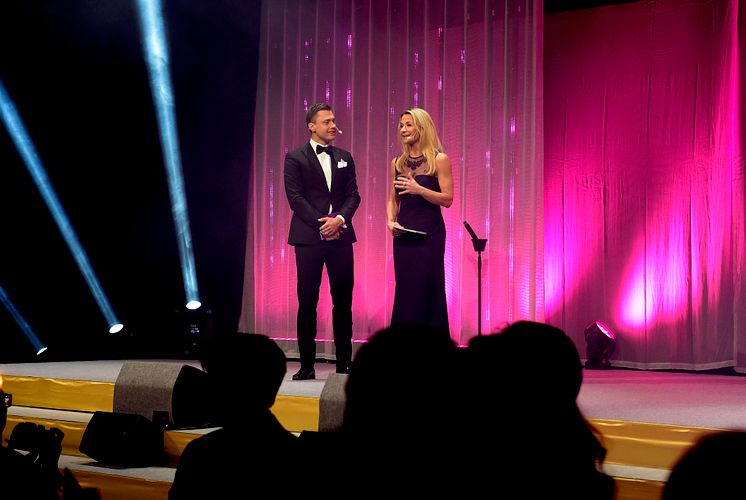 Per Skoglund och Kristin Kaspersen på scen - Hästgalan 2019