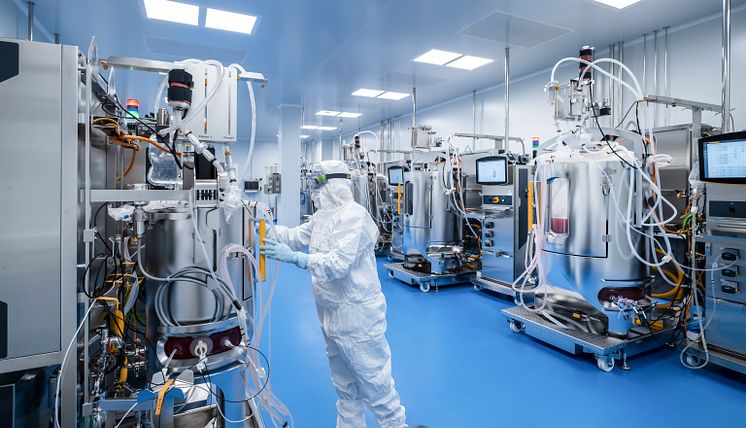 5. Técnico a la sala de producción con bioreactores_HIPRA