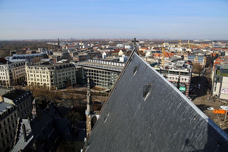 Blick auf das Spitzdach der Thomaskirche