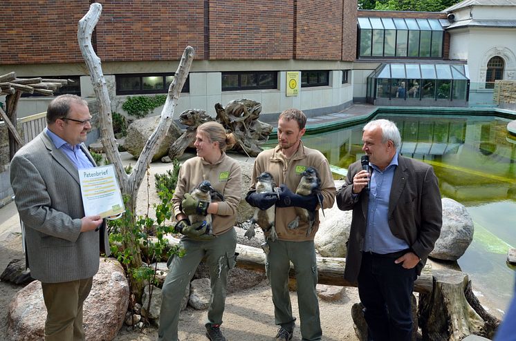 Joachim von Lentzke, Gebietsleiter der Krostitzer Brauerei zusammen mit Zoodirektor Prof. Jörg Junhold