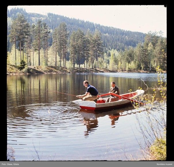 Två män i en roddbåt på fisketur
