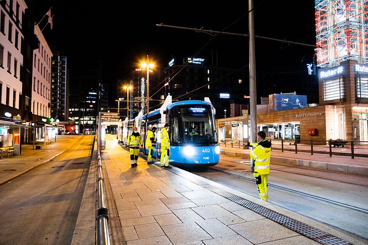 En av de nye trikkene testkjøres på Jernbanetorget.