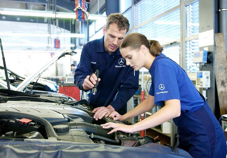 Tio unga fordonstekniker i Sverige  får Mercedes-Benz nya stipendium - TechStar