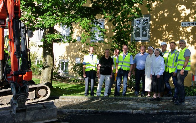 Die Erdgasverlegungsarbeiten in Strahlfeld sind nun bis zum Kloster fortgeschritten. Die Bauverantwortlichen informierten vor Ort über die nächsten Schritte.