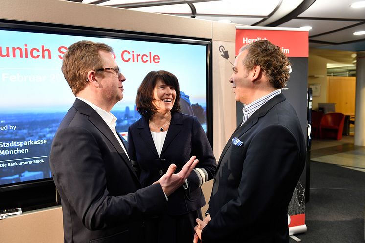 Im Gespräch: Dr. Bernd Hochberger (li.), Vorstandsmitglied der Stadtsparkasse München, zusammen mit Marlies Mirbeth (mitte), ebenso Vorstandsmitglied der Stadtsparkasse, mit Andy Goldstein (re.), Geschäftsführer des LMU Entrepreneurship-Centers.