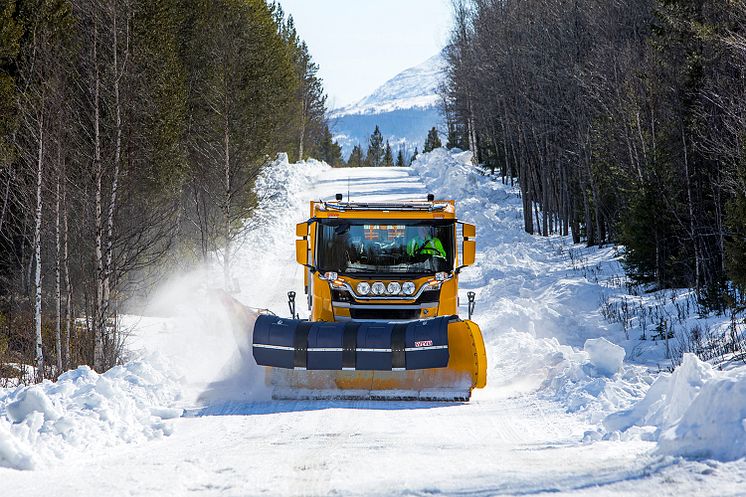 Svevia plogar snö och sköter vägunderhållet.