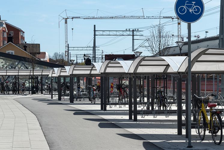 Seagull cykeltak, dubbelriktade. Design Kristofer Hansén. Jacobsbergs Centrum.