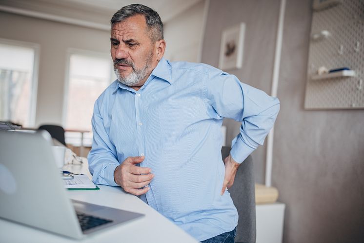 doc Schmerzgel_rueckenfreundlciher Arbeiten_iStock-1472266526