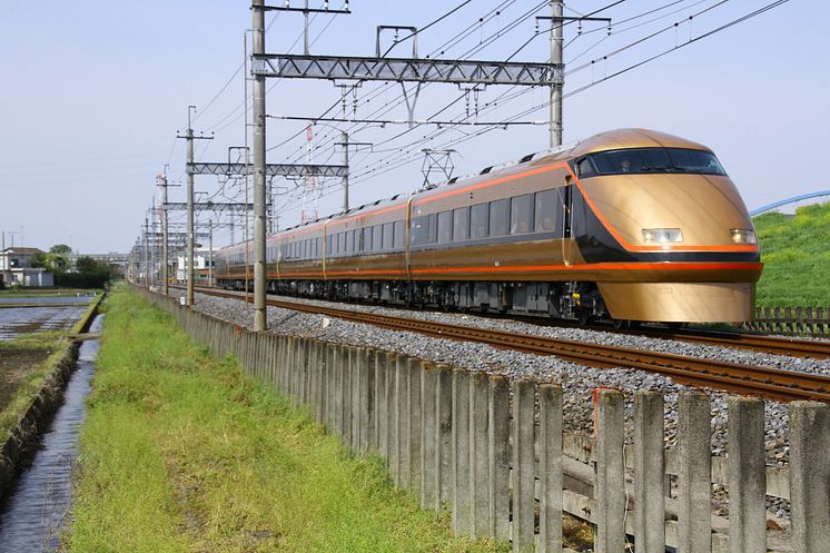 Tobu Limited Express SPACIA (Golden)