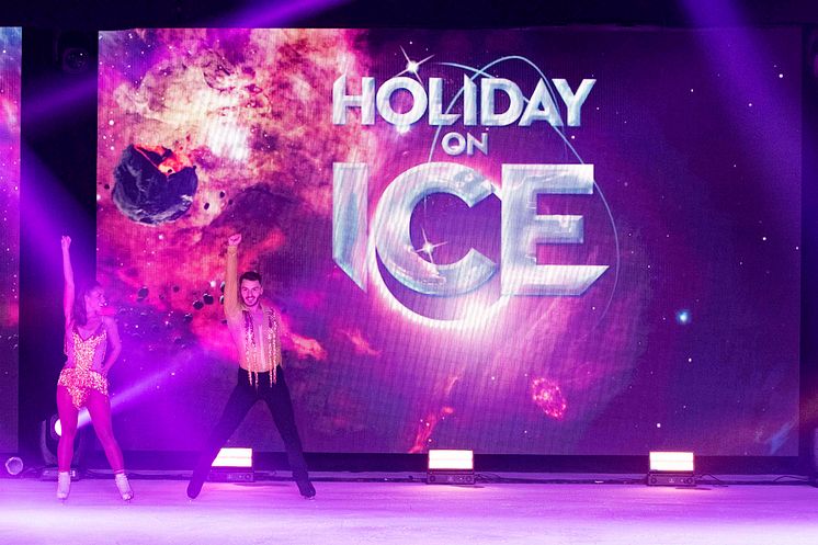 HOLIDAY ON ICE feiert Saisoneröffnung: spektakuläre Star-Performance von Sarah Lombardi und Joti Polizoakis