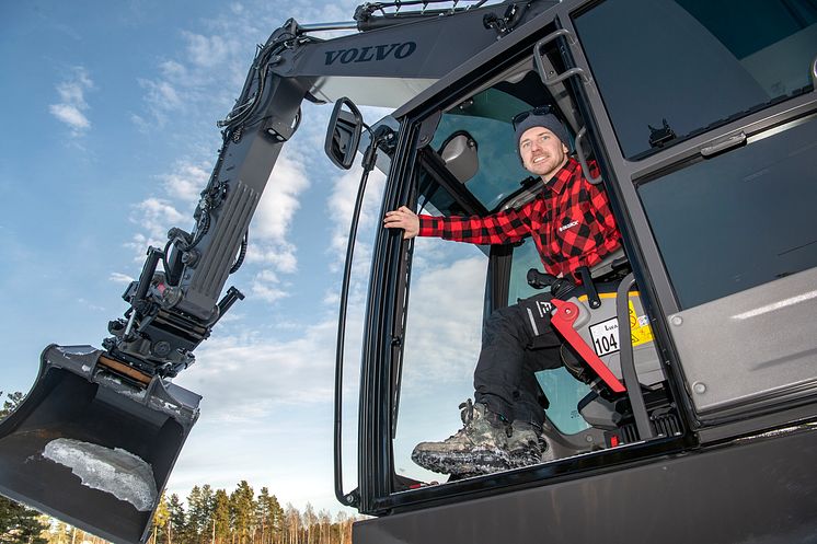 Alexander Mitz i hytten på ECR355E grävmaskin