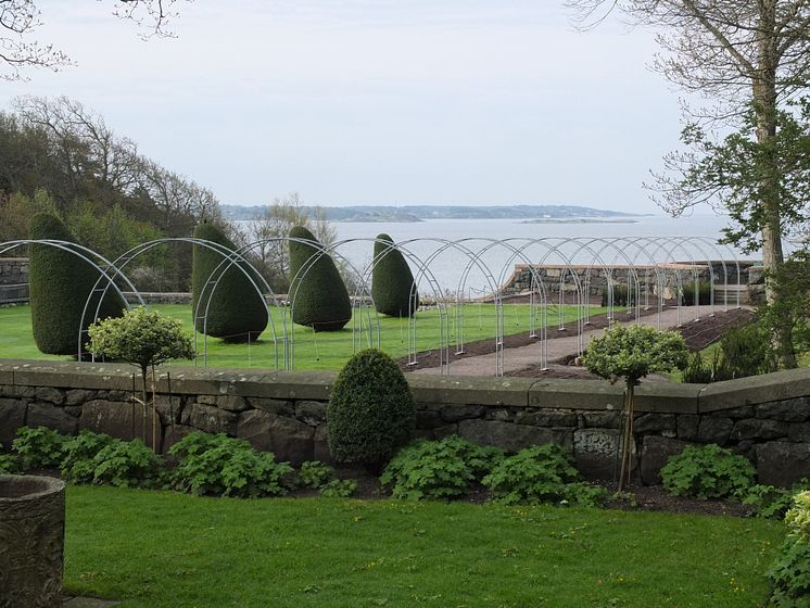 Rosengången ligger alldeles vid havet foto Tjolöholms Slott