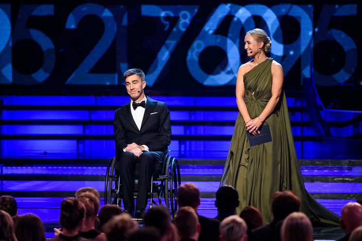 Prisutdelare Tobias Forsberg och Filippa Norr Richloowu
