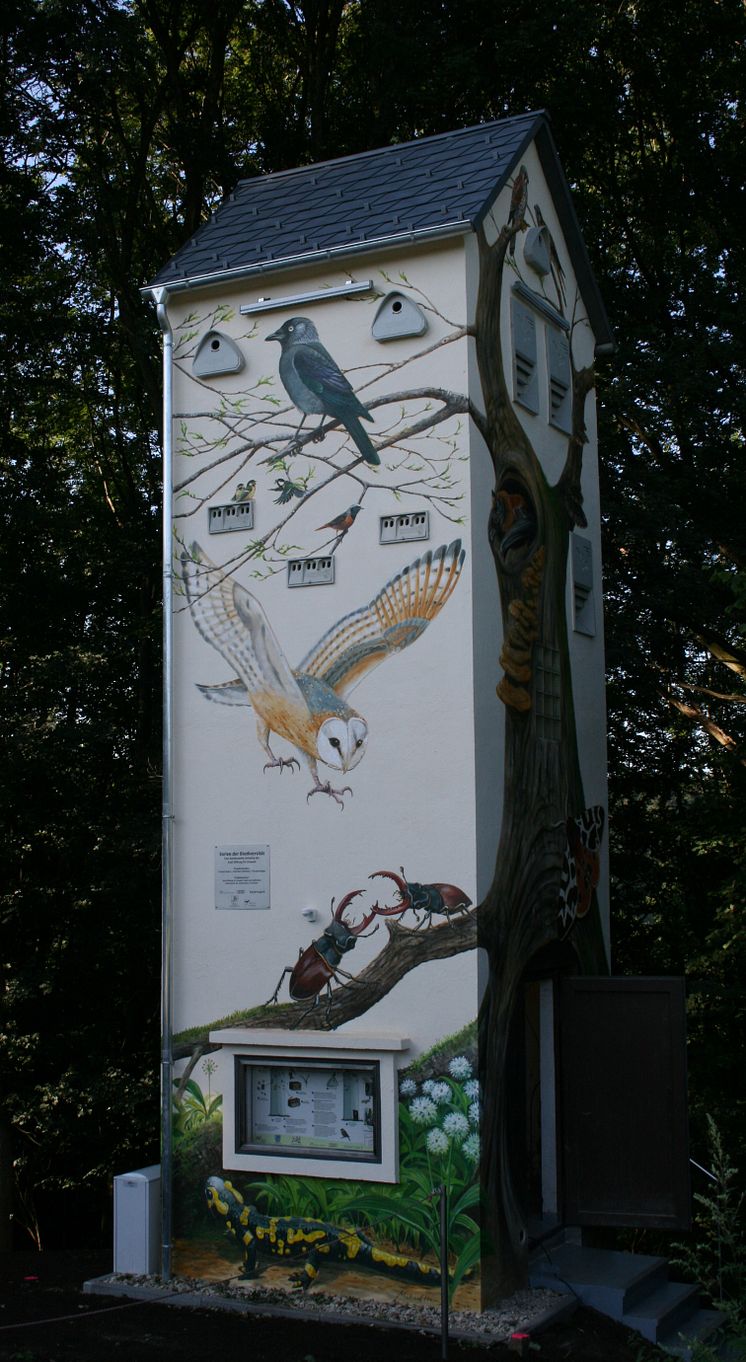 Foto: Aus einem Jahrzehnte alten, ausgedienten Trafo-Turm ist in Vierzehnheiligen ein Leuchtturm der Artenvielfalt entstanden.