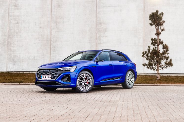 Audi Q8 e-tron (Ultrablå metallak)