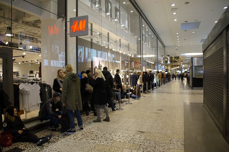 Lång kö till H&M:s Kenzosläpp