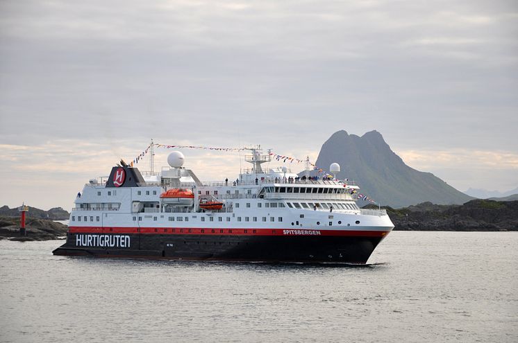 MS_Spitsbergen_Mot-Stamsund_©Eivind-Lande