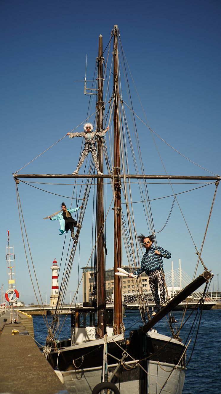 Mad Floating Cabaret