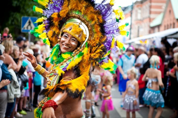 Sommarlund öppnar med sång, cirkus, samba och en saxofon i Stadsparken!