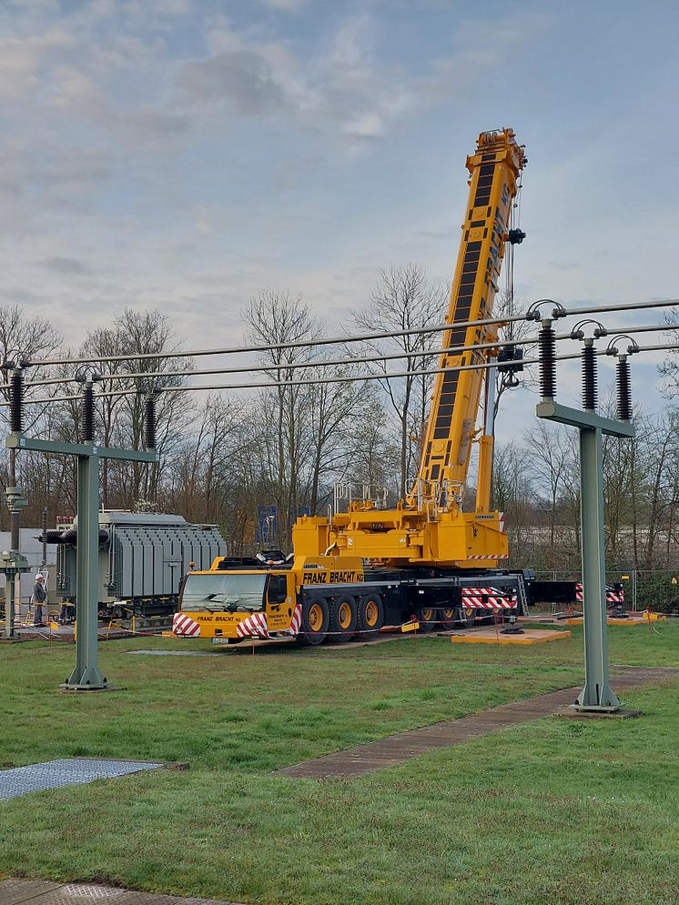 Der Trafo in Rehme an seinem neuen Standort.jpg