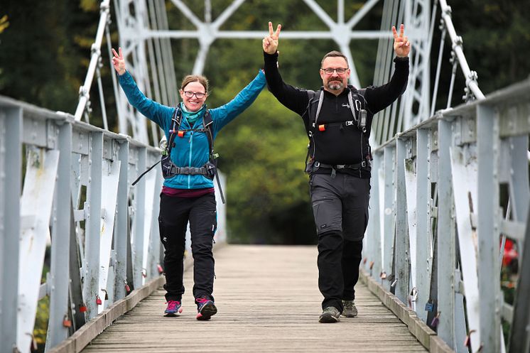 Zwei Wanderer auf der Hängebrücke Grimma 