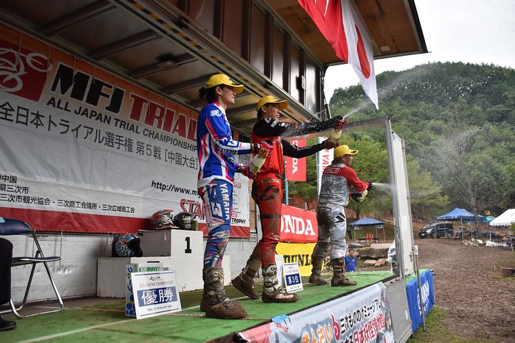 2019090203_008xx_JTR_Rd5_黒山選手_野崎選手_4000