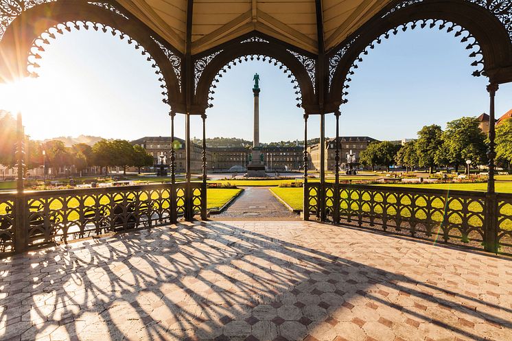 Stuttgart_Schlossplatz,_vom_Pavillon_auf_die_Jubiläumssäule_mit_Concordia