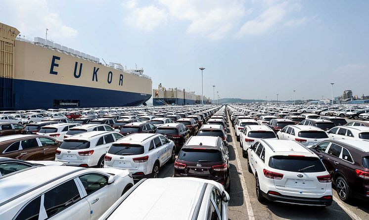 Kia-bilar modellår 2015 väntar på skeppning från hamnen i Pyeongtaek
