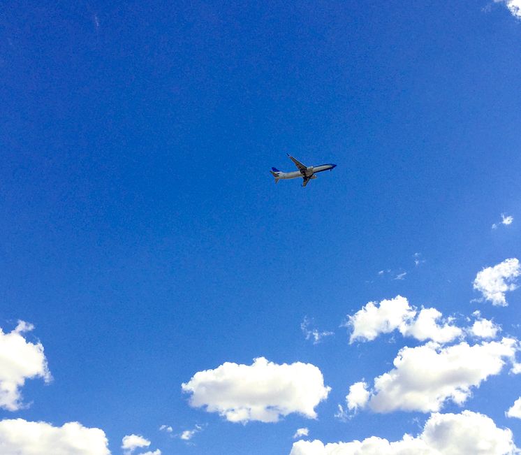 Flygplan i blått luftrum Foto Hans Uhrus