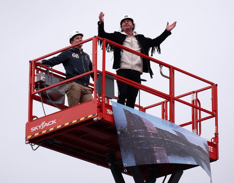 Petter Stordalen i Skylift ovanför ceremonin för nya Clarion Hotel Stream