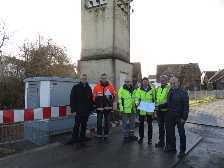 In Seubersdorf zwischen Sudetenstraße und Ostengasse verstärkt das Bayernwerk das Stromnetz