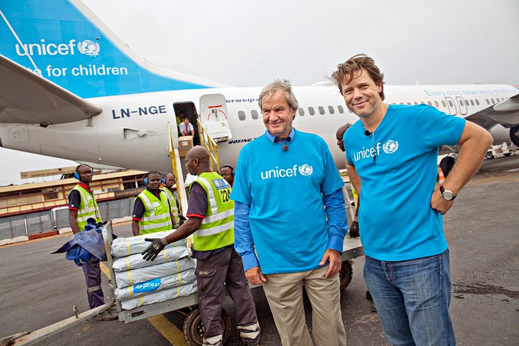 Norwegianin toimitusjohtaja Björn Kjos ja Unicef Norjan toimitusjohtaja Bernt G. Apeland