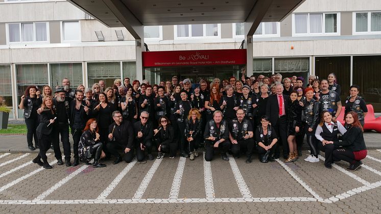 Gruppenfoto vor dem Hotel Leonardo Royal am Stadtwald in Köln