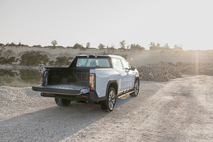 MAXUS eTERRON 9_009_Offroad-Rear.jpg