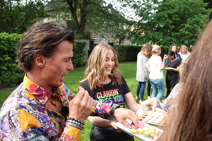 Petter Stordalen heiser Pride-flagget på Nordic Choice Hotels hovedkvarter på Frogner i Oslo 26. juni 2017. FOTO: Nordic Choice Hotels