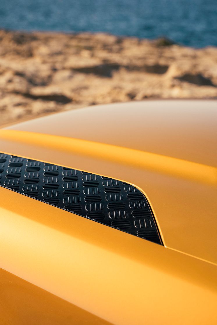 JLR Defender Ibiza 110 Bonnet Detail.jpg