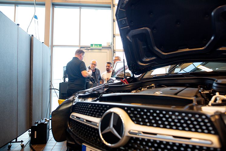 Mercedes-Benz utbildar gymnasielärare i elbilsteknik