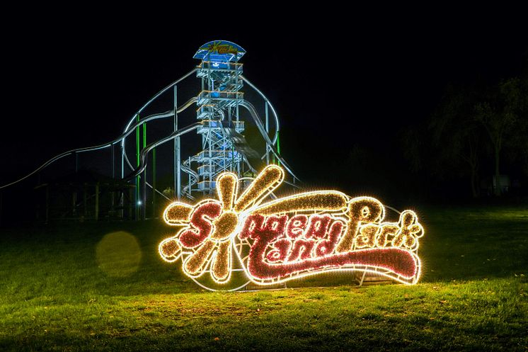 Sonnenlandpark_Winterzauber Rutschturm mit Logo_Fotograf Rene Silbermann.jpg