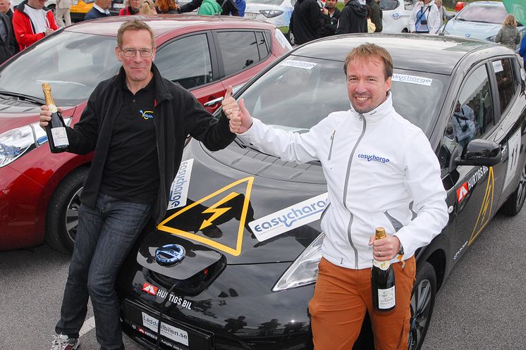 Erfarna vinnare vid målgång av Oresund Electric Car Rally i Malmö