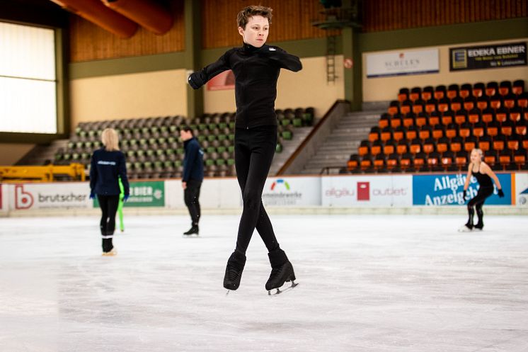 Nürnberger Nachwuchstalent trainiert mit den Idolen Aljona Savchenko und Bruno Massot  