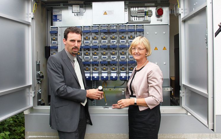 Rolf Stibler, Leiter Netzbau am Netzcenter Freilassing, und Ursula Jekelius, Regionalleiterin Oberbayern, stellten technologische Entwicklungen und klassische Netzbaumaßnahmen vor (v.l.).