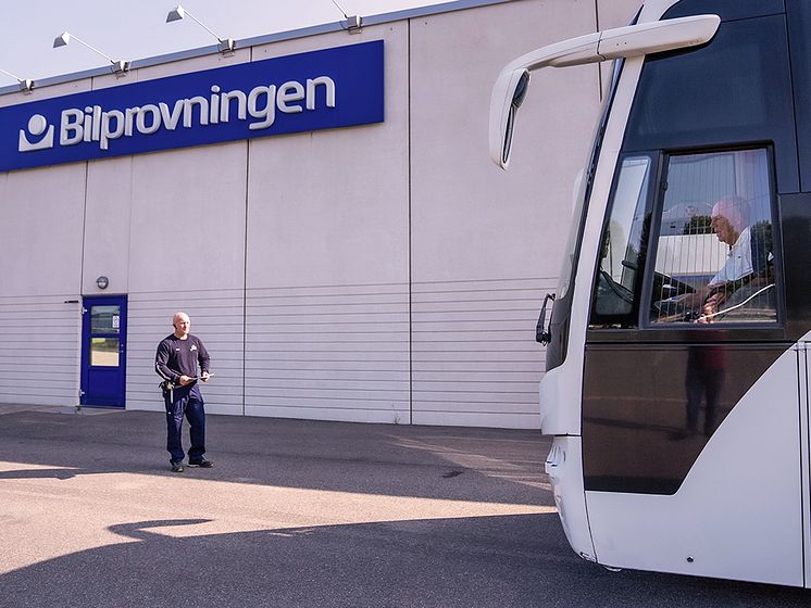 Pressbild_Bilprovningen_besiktning_tung_buss_m.jpg