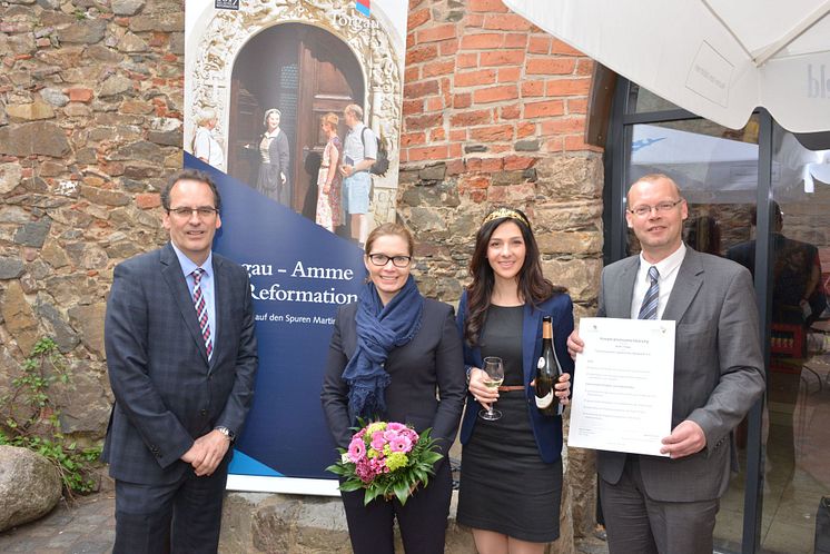 Volker Bremer (Geschäftsführer der LTM GmbH), Romina Barth (Oberbürgermeisterin der Stadt Torgau), Daniela Undeutsch (Sächsische Weinkönigin 2016) und Matthias Müller (Vorsitzender des TV SHL e.V.) freuen sich auf die künftige Kooperation.