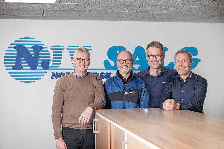 Foto af Lars Perl Kristensen (direktør i Nordjydsk Værktøjssalg), Troels Porse (indkøbschef i Jydsk Værktøj), Gorm Rasmussen (administrerende direktør i Carl Ras) og Kjeld Thomsen (direktør i Jydsk Værktøj)